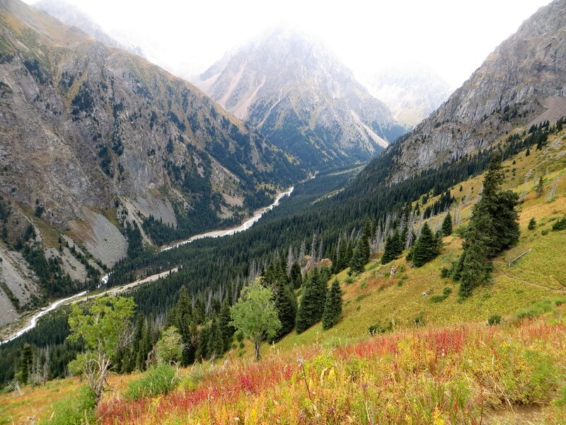 Вид на Левый Талгар с тропы на Талгарский перевал.