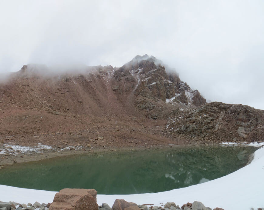 озеро на боковой (северной) морене ледника Макаревича. Скальная вершина - пик Жалпак 4198 м.