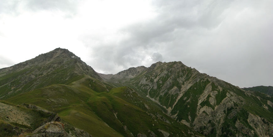 Вид на Висячую долину, перевал и 2 пика близнеца. По зеленой "полочке" идет тропка