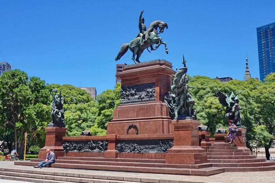 Буэнос-Айрес, монумент генералу Сан-Мартину