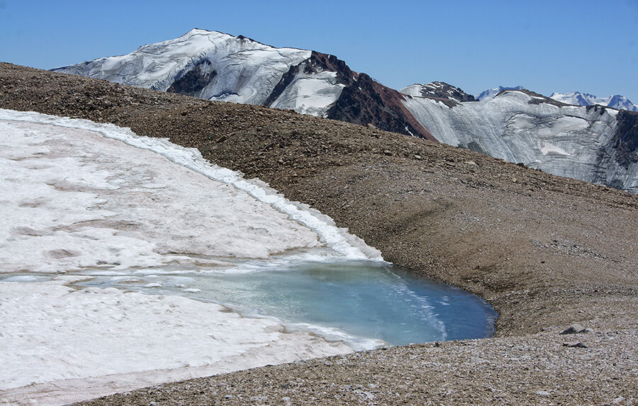 Озерцо Карнизного при таянии ледника