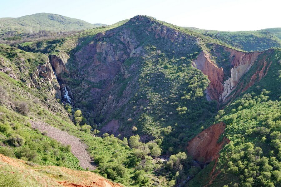 gory-Karjantau, vodopad